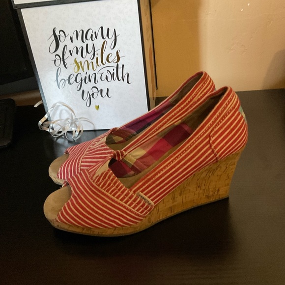 Toms striped red and white wedge size 7W - Picture 2 of 4